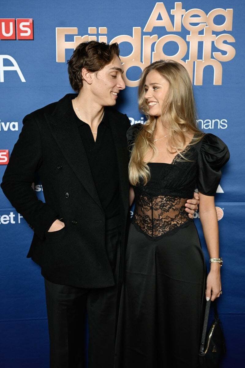 nstag, YzGL, 她的社交账